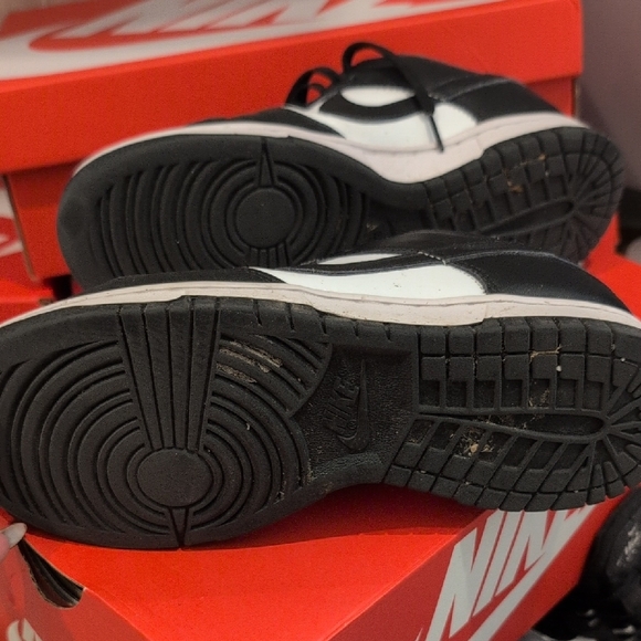 Nike Men's Black and White Low-Top Sneakers - Picture 4 of 5